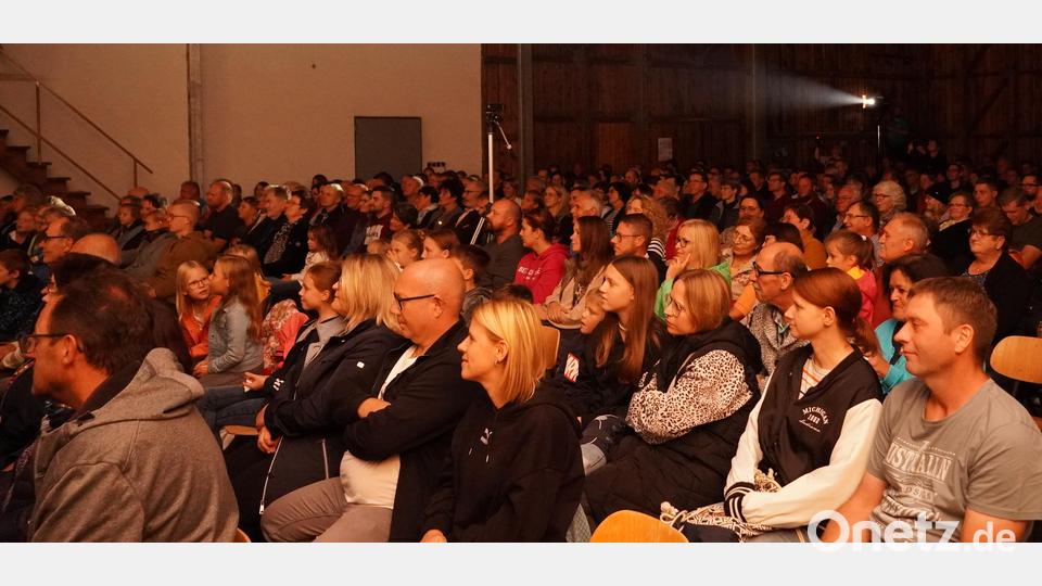 Eine voll besetzte Bauhofhalle: Der außergewöhnliche Jubiläumsabend kommt an. Bild: amö