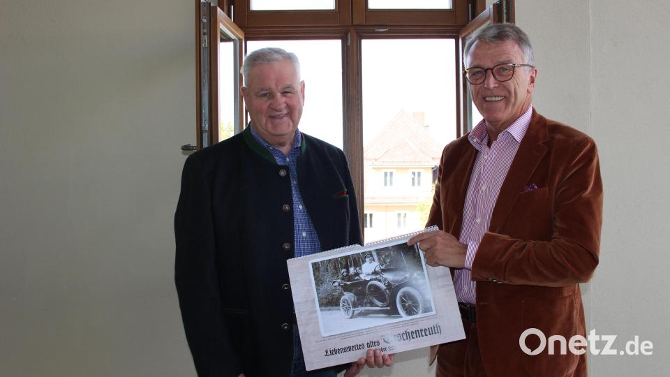 Eberhard Polland (links) hat bereits den neuen Kalender „Liebenswertes altes Tirschenreuth 2025“ fertiggestellt. Über das erste Exemplar durfte sich
Bürgermeister Franz Stahl (rechts) freuen. Bild: heb