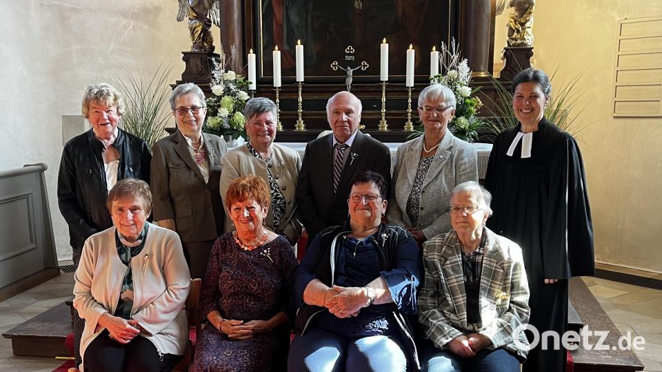 Diese Frauen und Männer feierten ihre Diamantene Konfirmation. Bild: Ann-Kathrin Förderreuther/exb