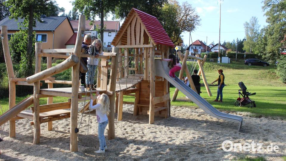 Die Kinder probierten gleich alle Spielgeräte aus. Bild: soj
