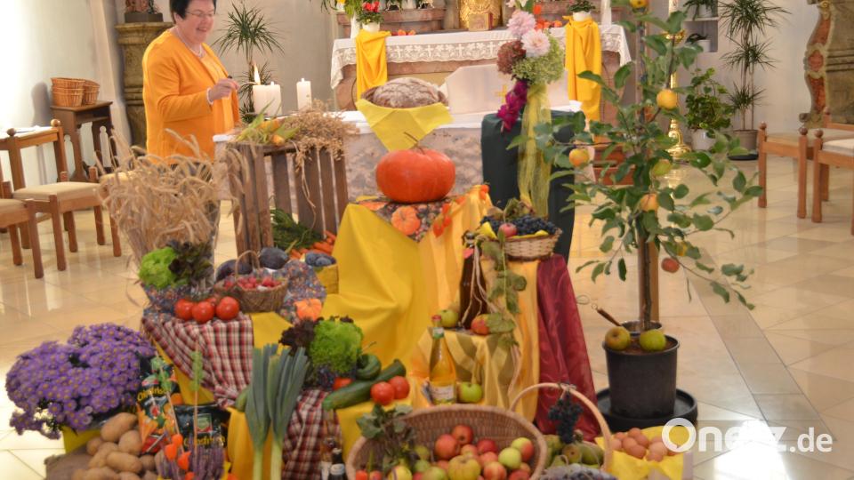 Mesnerin Monika Krug und deren Schwester Christine Obermaier haben in der Pfarrkirche Roggenstein den Erntedankaltar geschmückt. Bild: dob