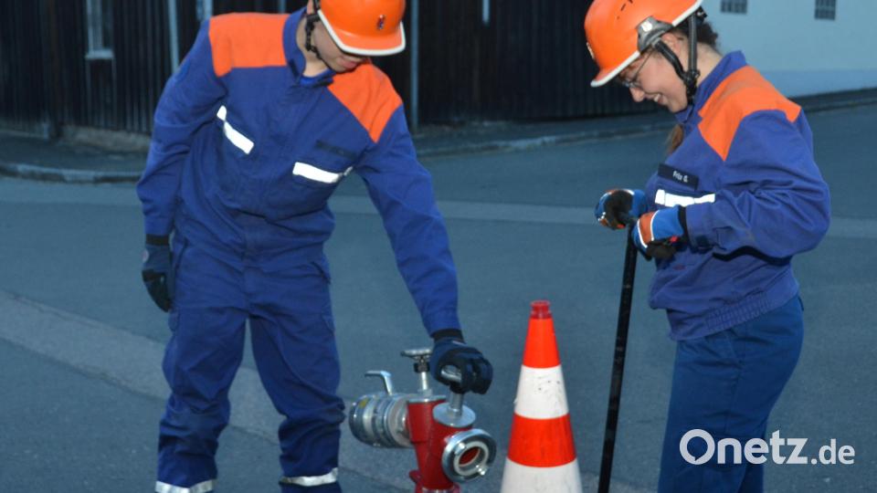Jeder Handgriff muss beim Hydranten sitzen. Johannes Wittmann und Genoveva Fritz haben die Anforderungen bestens gemeistert. Bild: dob