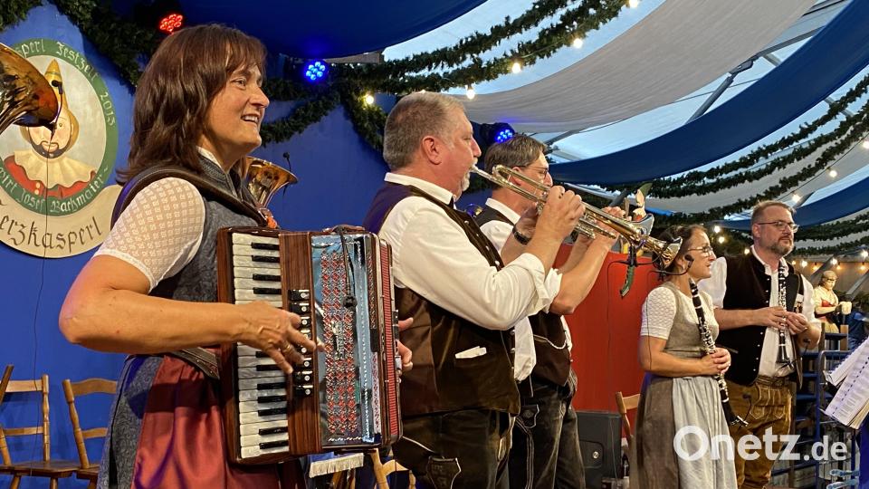 Zwei Drei-Stunden-Schichten fuhren die Birgländer Musikanten im Herzkasperlzelt auf der Oidn Wiesn in München. Bild: Birlgänder Musikanten/exb