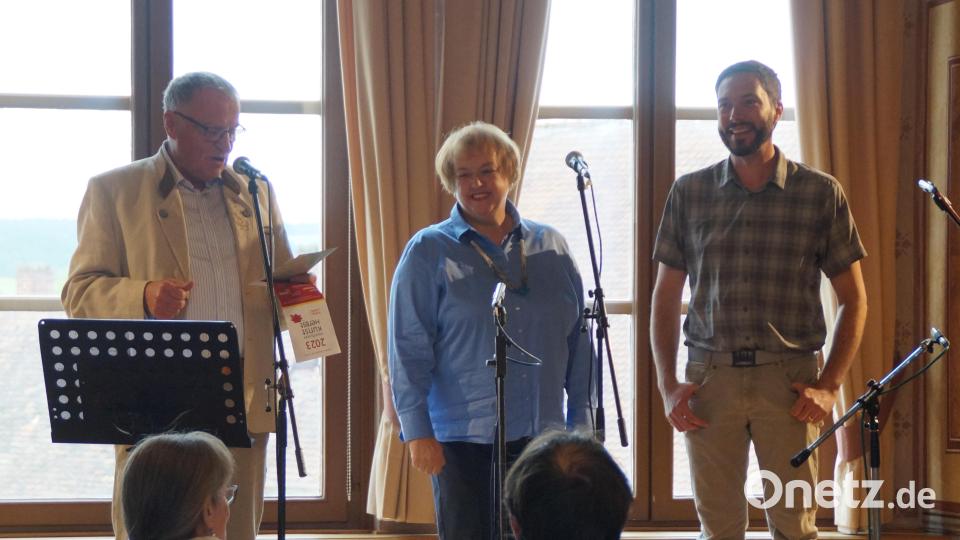 Gastgeber des Tags der Ukulele war der Kunstverein Unverdorben mit Vorsitzendem Peter Wunder (links) und Initiator Jörg Maderer. Dana Ettl übersetzte die Ankündigungen ins Tschechische, Jörg Maderer ins Englische Bild: wel
