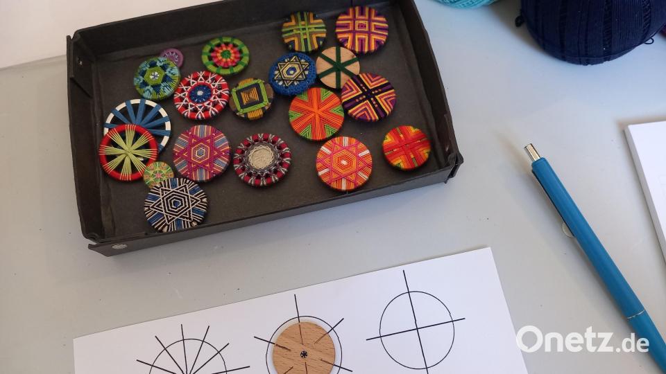Bei einem Workshop im Knopfmuseum fertigen Teilnehmerinnen mit Künstlerin Jutta Kohlbeck (hinten, rechts stehend) Posamentenknöpfe. Bild: Stefanie Schreiner/Museumsfachstelle/exb