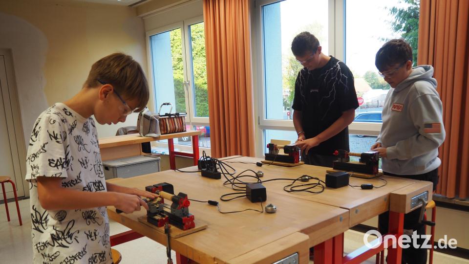 Schüler beim Werkeln. Bild: Fichtelnaabtal-Mittelschule/exb