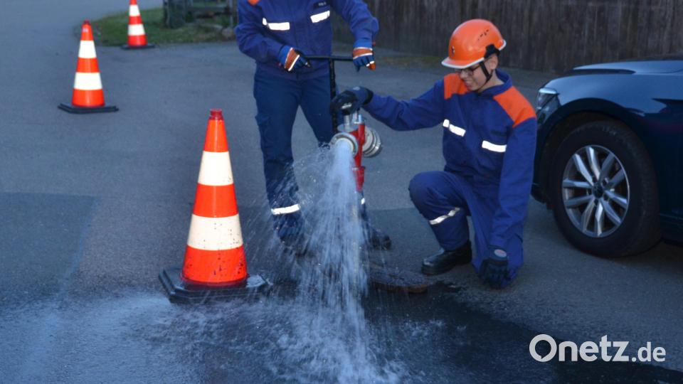 Wasser marsch: Johannes Wittmann (links) und Genoveva Fritz (rechts) erledigen die Anforderungen am Hydranten mit Bravour. Bild: dob
