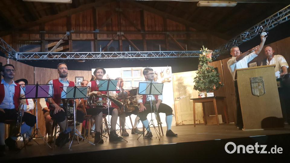 Auch eine traditionelle Christbaumversteigerung wird inszeniert. Bild: amö