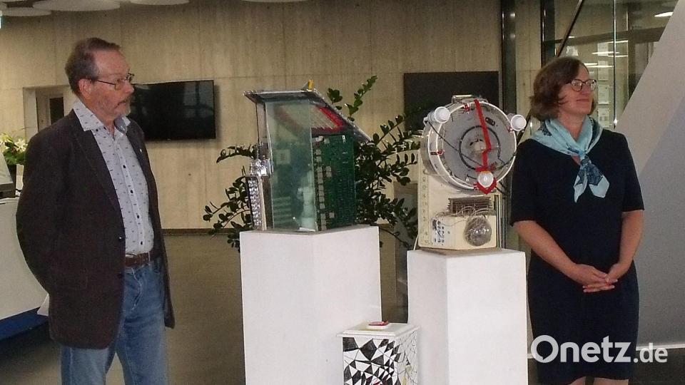 Uwe Müller erklärt bei der Vernissage seiner Ausstellung &quot;EWUs Zeitreise&quot; in Weiherhammer das Entstehen eines technischen Exponats. Bild: gmü