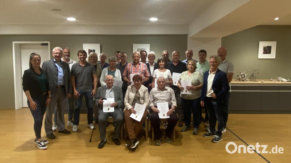 In der Jahreshauptversammlung des TSV Erbendorf wurden viele Mitglieder ausgezeichnet. Ihnen galt der Dank des Vorsitzenden Bernhard Reis (Zweite Reihe, rechts) und der Dritten Vorsitzenden Iris Purucker (links). Vorne sitzend, von links, die drei TSV-&quot;Urgesteine&quot; Ernst Bauer, Theresia Hirmer und Otto Steinkohl. Bild: TSV Erbendorf/exb
