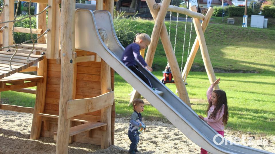 Die verschiedenen Spielgeräte wurden von den KInder gut angenommen. Bild: soj