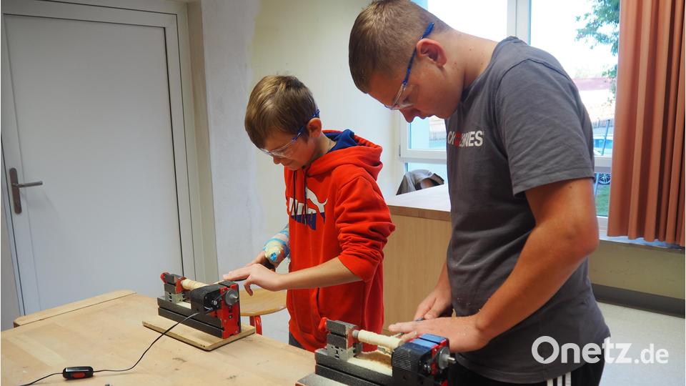 Schüler beim Werkeln. Bild: Fichtelnaabtal-Mittelschule/exb