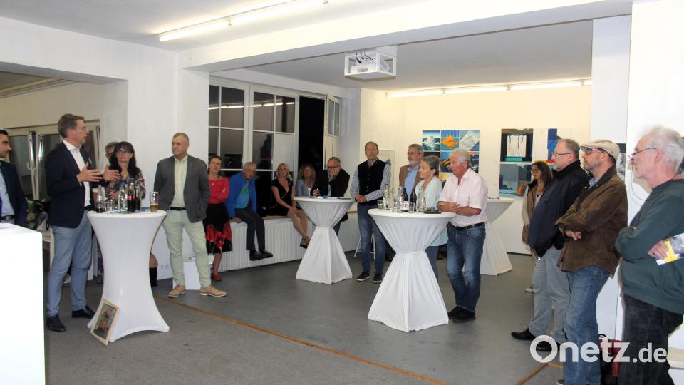Minister Markus Blume (links) diskutierte mit Kulturschaffenden aus Weiden und Umgebung. Bild: stg