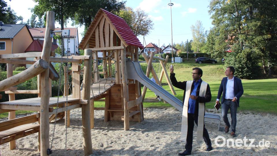 Pfarrer Pater Anish George segnete im Beisein von Bürgermeister Wolfgang Söllner die neuen Spielgeräte. Bild: soj