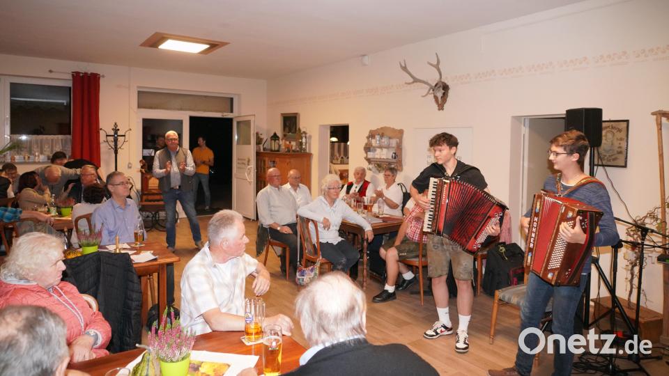 Der 16-jährige Simon Hefner aus Vilseck und der 18-jährige Felix Lutter (rechts) aus Rehau spielen beim &quot;Maler-Michl&quot; in Waldthurn auf. Bild: fvo