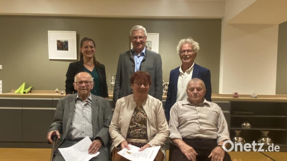 Die drei &quot;Urgesteine&quot; des TSV Erbendorf (vorne, von links) Ernst Bauer, Theresia Hirmer und Otto Steinkohl mit (hinten, von links) Dritter TSV-Vorsitzender Iris Purucker, Bürgermeister Johannes Reger und TSV-Vorsitzendem Bernhard Reis. Bild: TSV Erbendorf/exb
