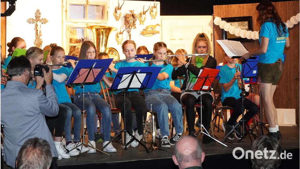 Angekommen in der Gegenwart: Die Jugendblaskapelle spielt unter Leitung von Susanne Hutzler. Bild: amö