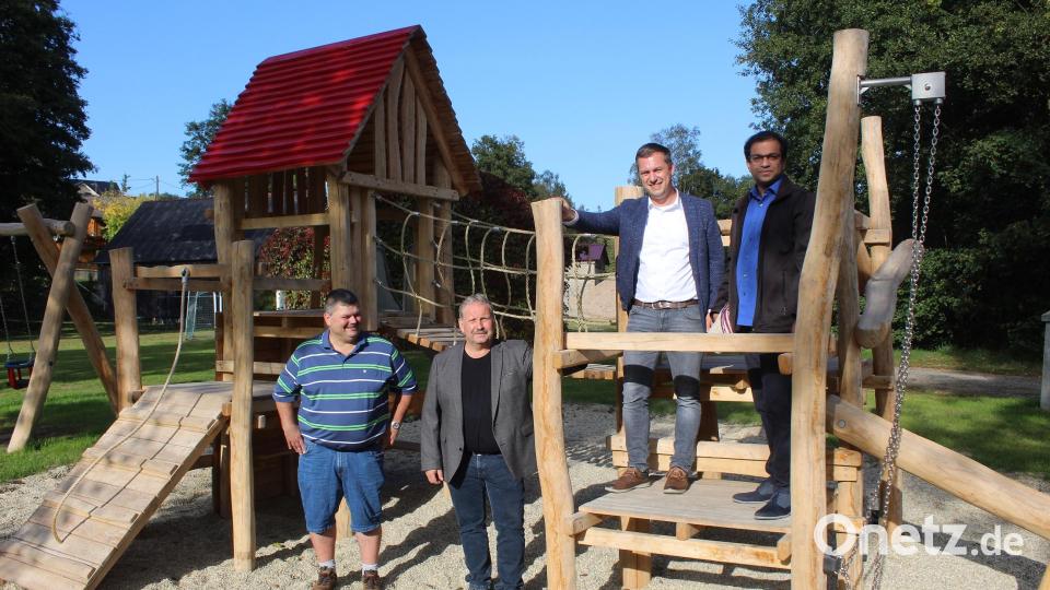 Nach der Segnung probierten die Ehrengäste so manches Spielgerät aus. Im Bild (von links) Pfarrer Pater Anish George, Bürgermeister Wolfgang Söllner, Bürgermeister Bernhard Schindler (Gemeinde Brand) und Zweiter Bürgermeister Michael Sticht. Bild: soj