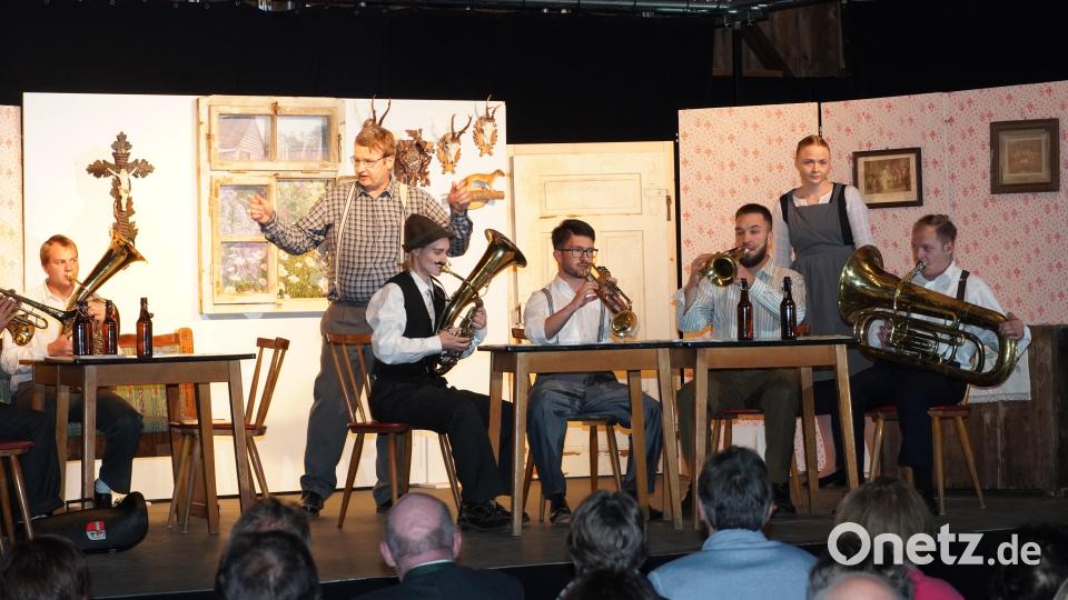 Die Blaskapelle Kunschir spielt sich selbst und setzt die ersten Übungsabende im Wirtshaus in Szene. Bild: amö