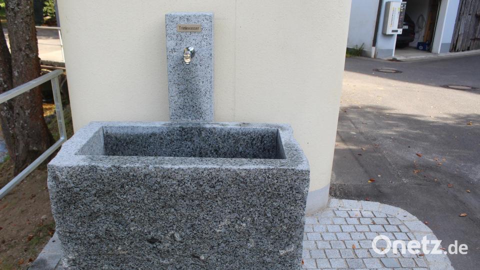 Der Trinkbrunnen rundet die Neugestaltung des Dorfplatzes ab. Bild: soj
