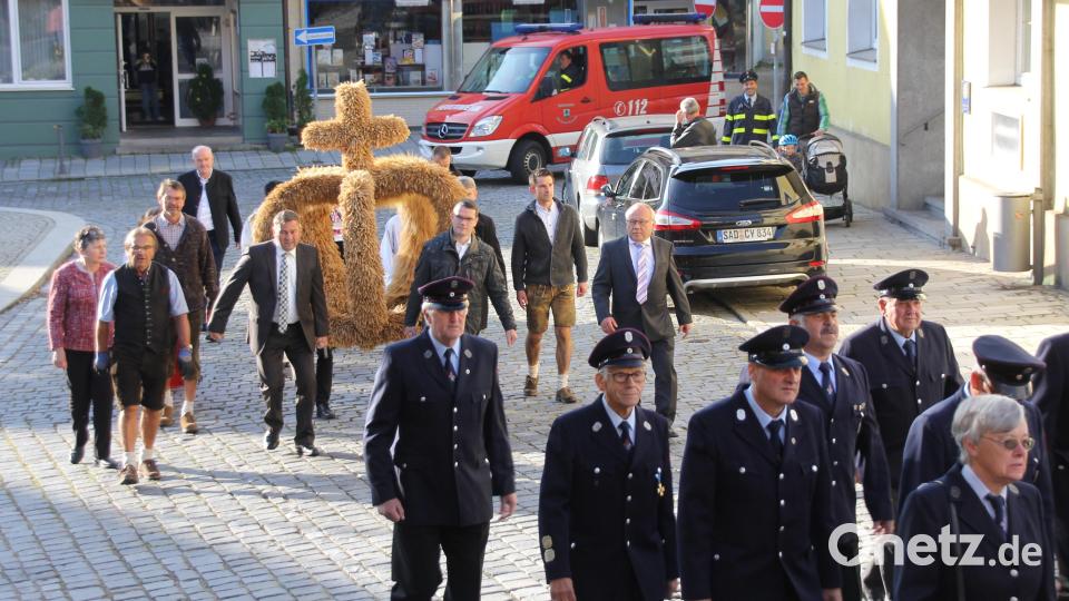 Im Kirchenzug ist die Erntekrone vom Pfarrheim zur Pfarrkirche getragen worden. Bild: frd