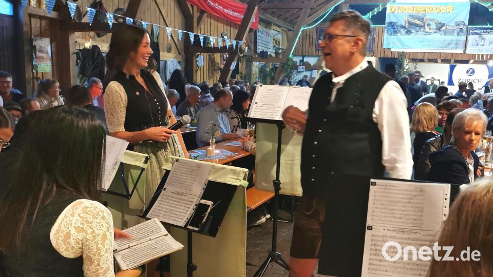 Vorsitzende Daniela Juraske und der musikalische Leiter Stefan Karl überzeugten auch als Gesangsduett. Bild: Portner
