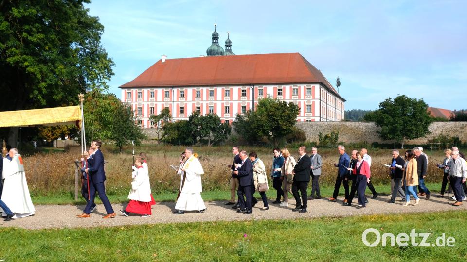 Zum Rosenkranzfest gehört eine eucharistische Prozession um das Klosterdorf, an der wieder viele hundert Gläubige teilnahmen Bild: do