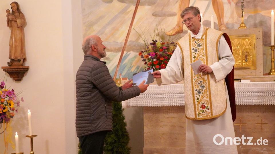 Pfarrer Norbert Götz dankt dem Albersriether Mesner Paulus Bodensteiner für ein halbes Jahrhundert Mesnerdienst Bild: fvo
