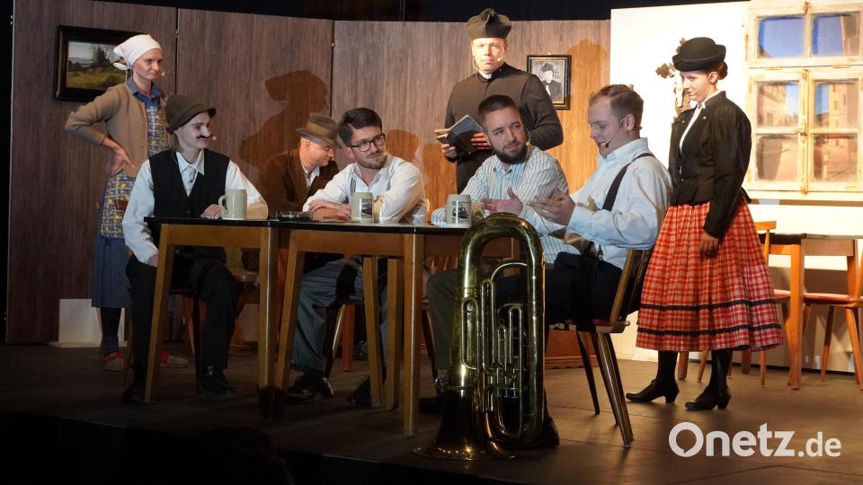 Die Burschen treffen sich zur Besprechung im Wirtshaus. Bild: amö