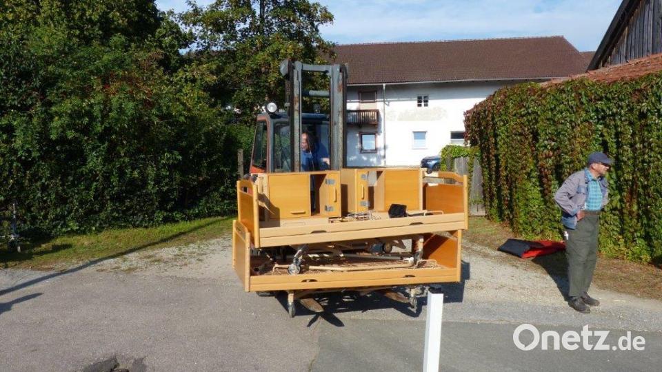 Ohne technische Unterstützung ist nichts zu bewegen. 100 Kisten werden verladen. Bild: Wolf-D. Brenner/exb