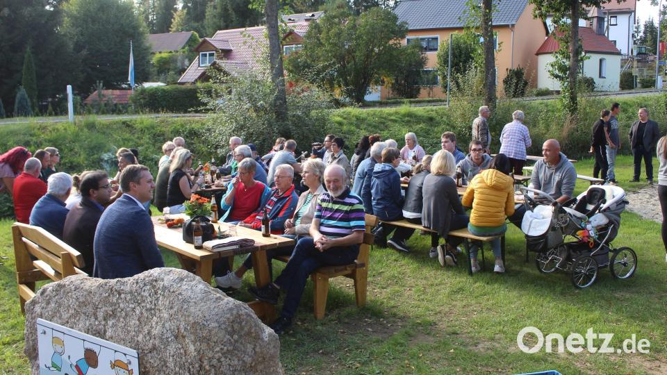 Viele Besucher genossen die warmen Sonnenstrahlen bei der Einweihung des Generationenplatzes in Grünlas. Bild: soj