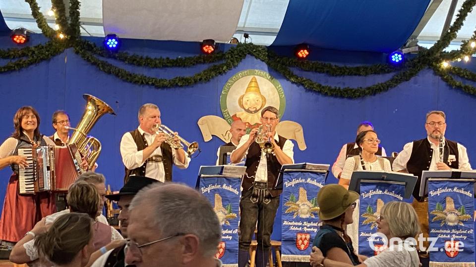 Zwei Drei-Stunden-Schichten fuhren die Birgländer Musikanten im Herzkasperlzelt auf der Oidn Wiesn in München. Bild: Birlgänder Musikanten/exb