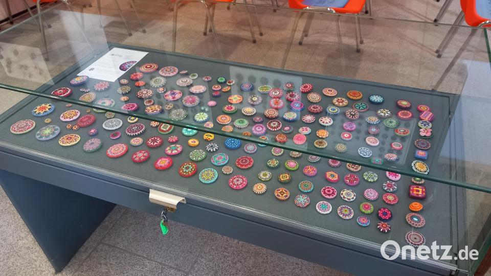 Das Bild zeigt die Pop-up-Sonderausstellung mit 100 Werken von Jutta Kohlbeck im Knopfmuseum Bärnau. Bild: Stefanie Schreiner/Museumsfachstelle/exb