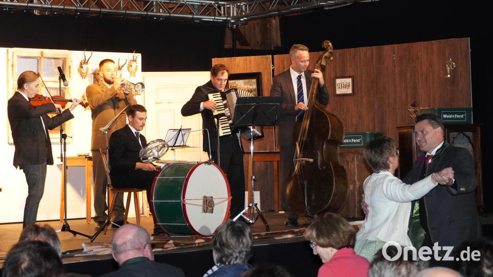 Danzlmuse mit Bürgermeisterin Sonja Meier und Landrat Thomas Ebeling. Bild: amö