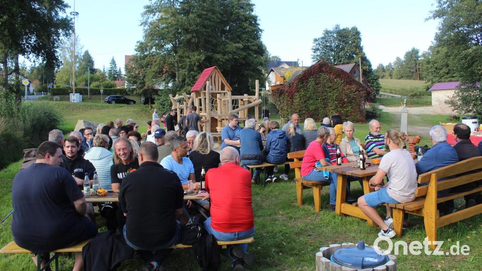 Der neue Generationenplatz war bei der Einweihung gut besucht. Bild: soj