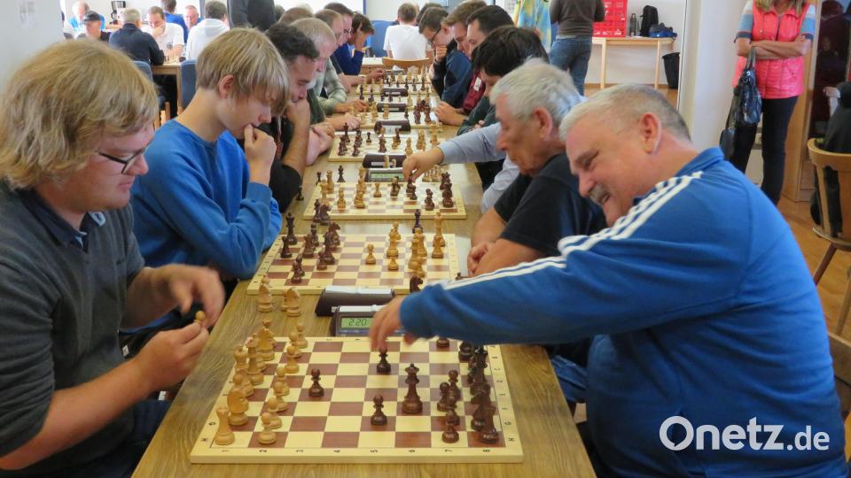 14 Mannschaften spielen in Altenstadt/WN bei der Oberpfalz-Meisterschaft im Blitzschach um den Sieg. Bild: adj