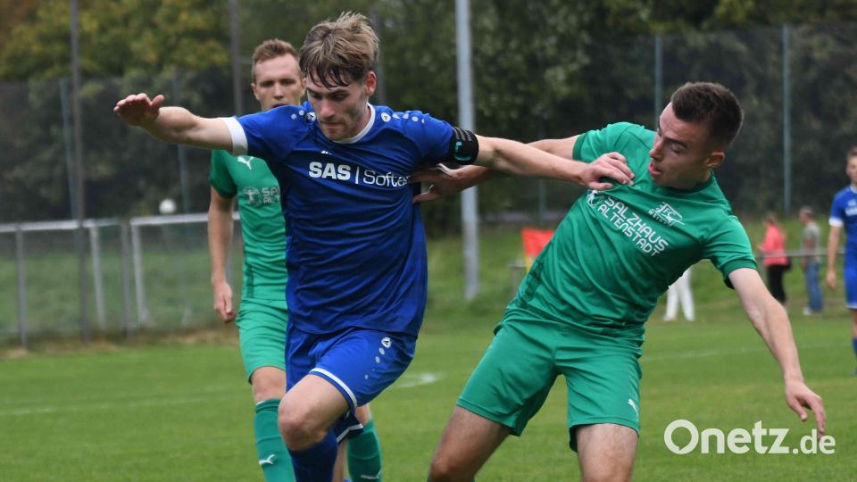 SpVgg-SV-Kapitän Clemens Käs (links) enteilt in dieser Szene Johannes Roll. Doch der FC Weiden-Ost entschied das Bezirksliga-Derby am Feiertag für sich. Bild: otr