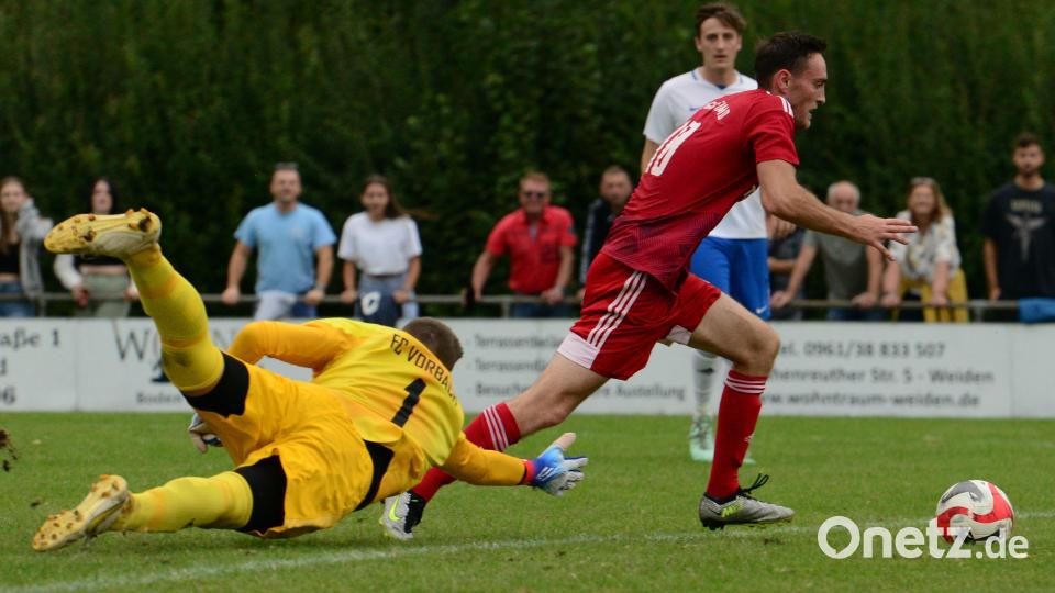 Doppel-Torschütze Michael Busch (rechts) war der Mann des Tages beim deutlichen 5:0-Sieg der SpVgg Pfreimd gegen den Aufsteiger FC Vorbach (im Bild Laurin Wiesnet). Bild: ham