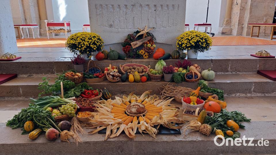 Der Erntedankaltar in der Klosterkirche St. Petrus Kastl, gestaltet von den Blumenfrauen. Bild: Theresia Otterbein/exb