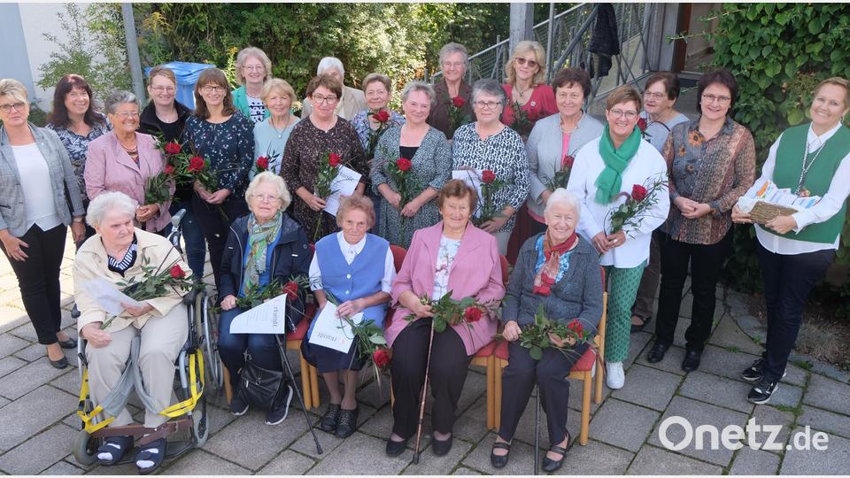 Zum 45-jährigen Jubiläum des Evangelischen Frauenbunds Floß dürfen sich viele Frauen über eine Ehrung für ihr langes Engagement freuen. Bild: le