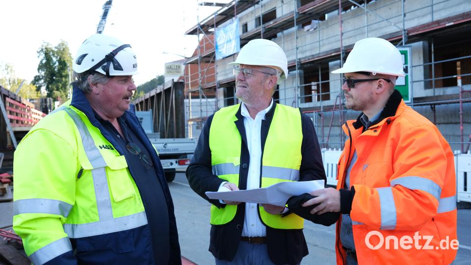 Projektleiter Norbert Enders (links) erklärt Bauoberrat Hannes Neudam (rechts) und Oberbürgermeister Andreas Feller (Mitte) die Pläne für den Bau der Behelfsbrücke. Bild: Hirsch