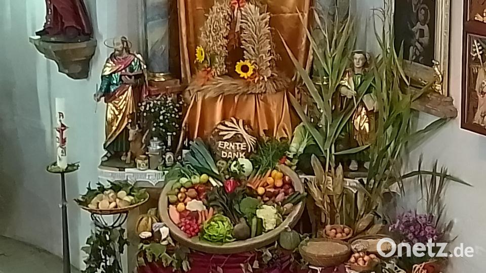 Zum Erntedanksonntag in St. Peter und Paul in Paulsdorf baute der Benefiziumsrat einen prächtigen Erntealtar mit vielen Gaben von Garten, Wald und Flur. Bild: Christine Schwarz/exb