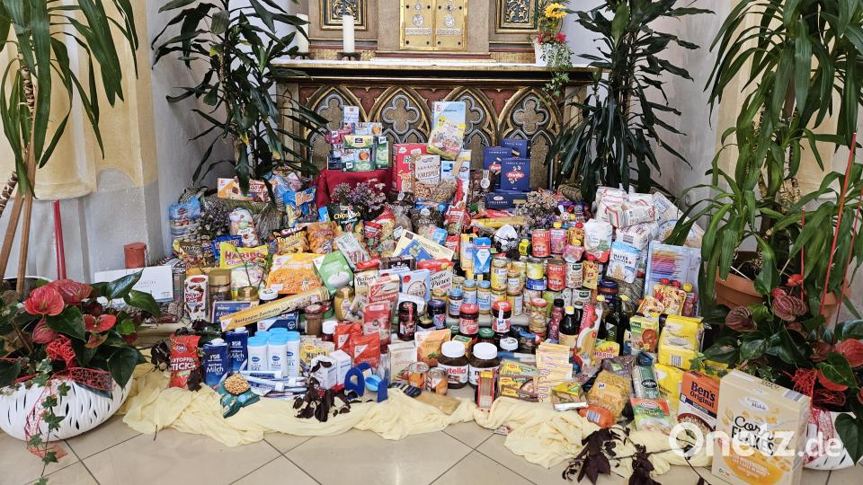 In Herz Jesu Rosenberg hatten Pfarreimitglieder mit ihren Spenden zur Gestaltung eines Erntealtares beigetragen. Die Gaben sind für die Amberger Tafel bestimmt, die diese an Bedürftige verteilt. Bild: ric