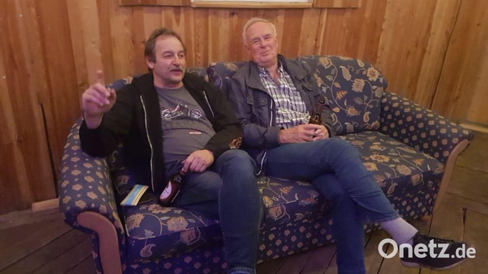 Auch auf den aufgestellten Couchen machten es sich einige Besucher bequem. Bild: tok