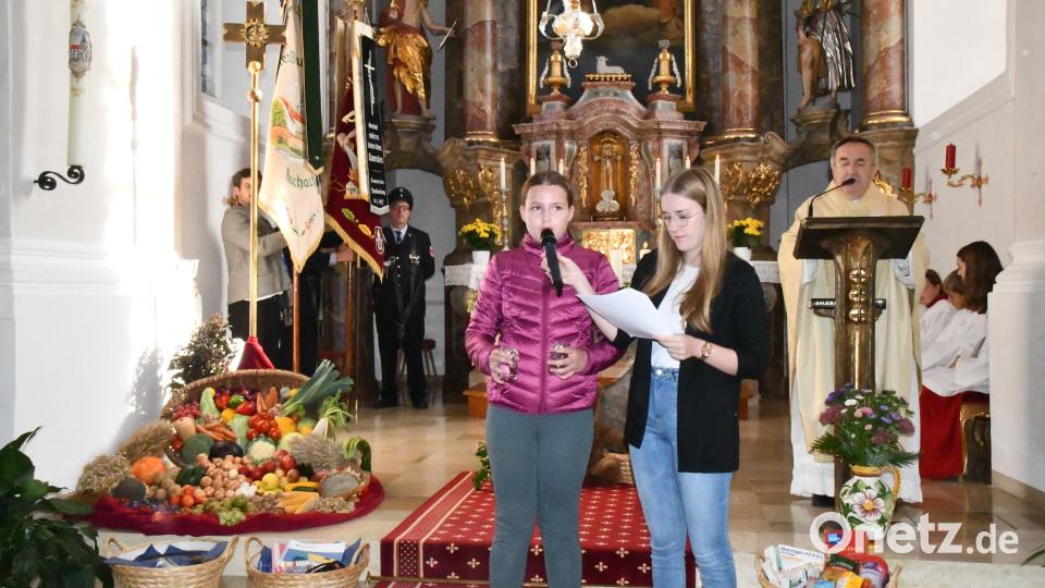 In der St.-Ägidiuskirche in Aschach brachten beim Erntedankgottesdienst Aschacher Kinder ihre Gaben zum Altar. Bild: sche