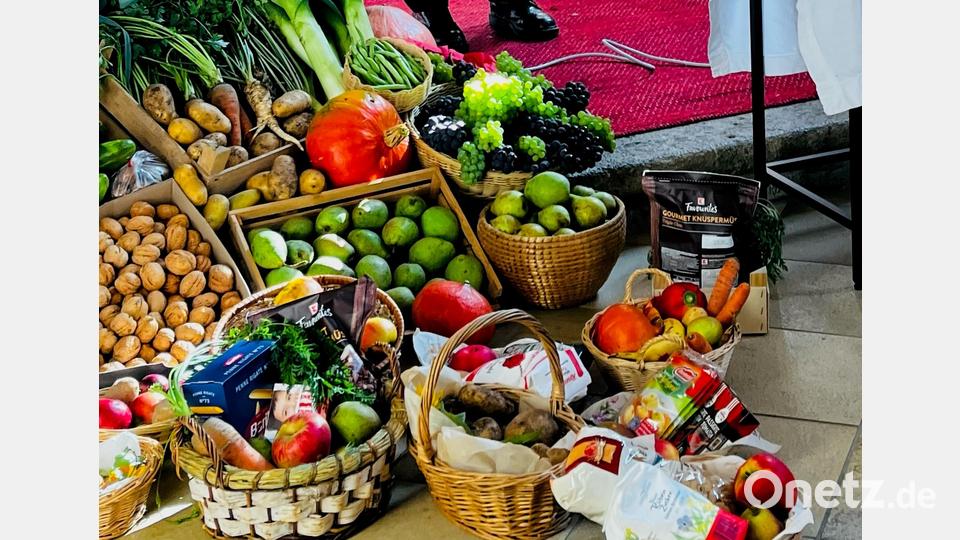 Die evangelische Kirche in Neukirchen war zu Erntedank bunt geschmückt. Bild: Ann-Kathrin Förderreuther/exb