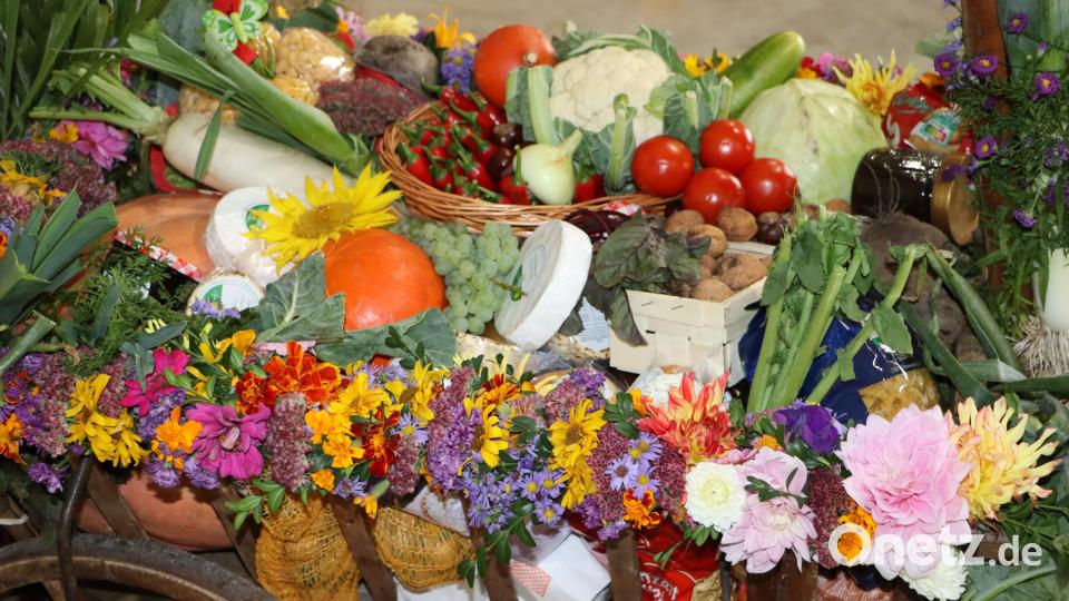 Die Blumenfrauen der evangelischen Kirchengemeinde Edelsfeld haben die reichlichen Gaben zum Erntedank hergerichtet. Diese werden dem Ernst-Nägelsbach-Haus in Sulzbach-Rosenberg gestiftet. Bild: gru