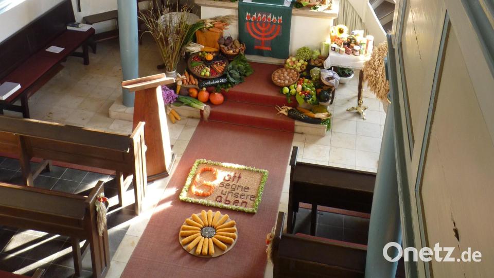 Ein besonderer Erntedank-Altar mit Blumenteppich, geschmückt von Renate Haller, war in der Wolfgangskirche in Hirschbach zu sehen. Bild: wku
