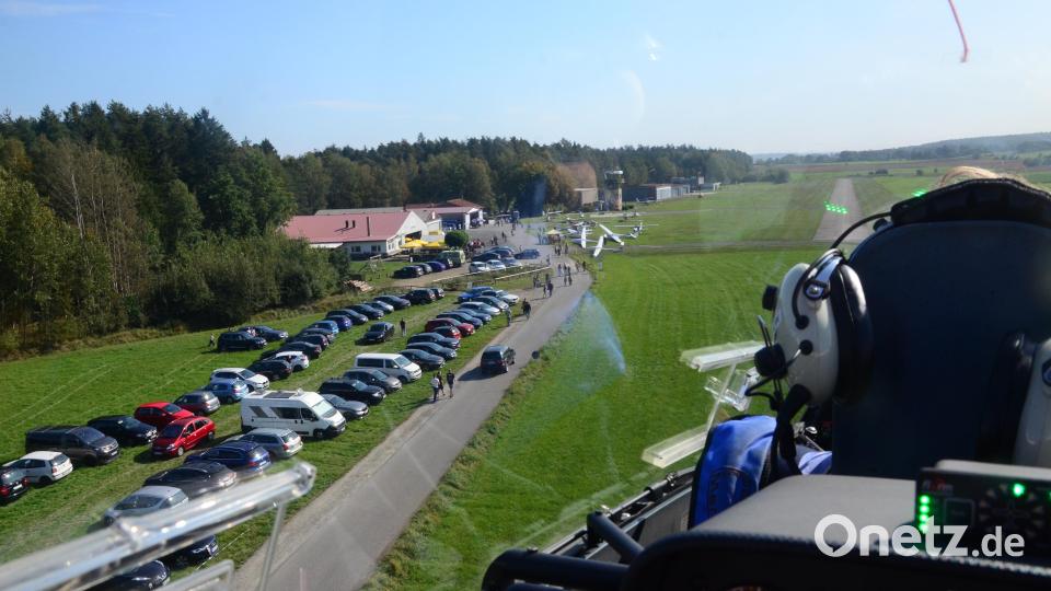 Blick vom Flieger auf den Parkplatz. Die Autos der Besucher parken in Zweierreihen. Bild: Kunz