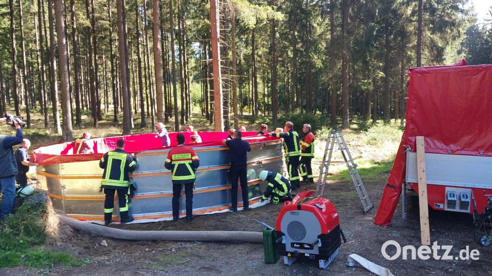 Der Faltbehälter steht. Damit ist ein Teil der Wasserversorgung erledigt. Er wurde mit dem Wasser befüllt, das sie Landwirte in ihren Güllefässern mit den Traktoren angeliefert hatten Bild: wel